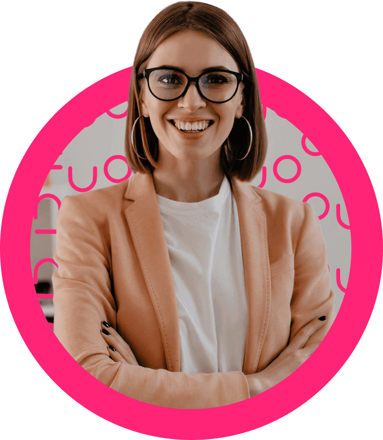 Mujer joven con gafas y blazer rosa sonriendo frente a fondo con círculos fucsia